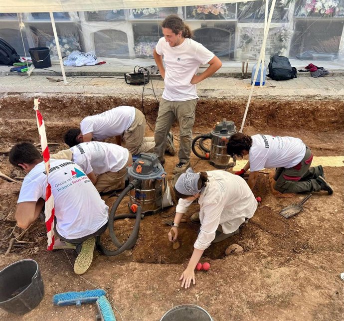 Trabajos de exhumación en una fosa común en el cementerio municipal de Campillos