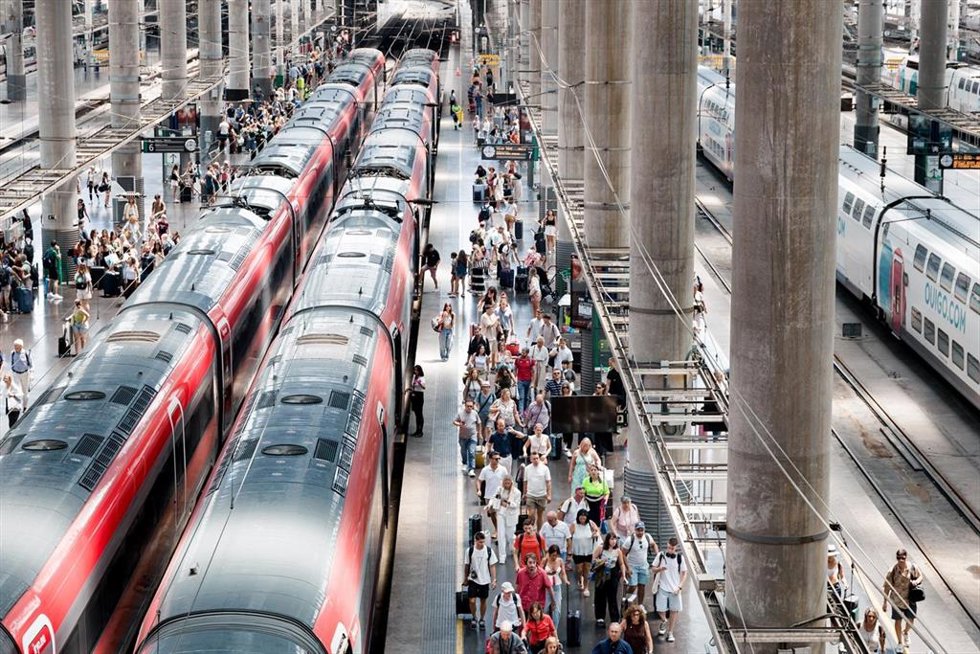 (Foto De ARCHIVO) Varias Personas En Los Uno De Los Andenes De La Estación Puerta De Atocha-Almudena Grandes, Durante La Primera Operación Salida Del Verano 2025, A 27 De Junio De 2025, En Madrid (España).