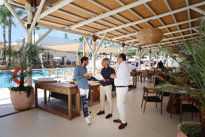 El concejal de Urbanismo de Marbella (Málaga), José Eduardo Díaz, ha destacado "la apuesta del sector hotelero por invertir en Marbella" durante la visita que ha realizado al establecimiento que la cadena Meliá tiene en Puerto Banús