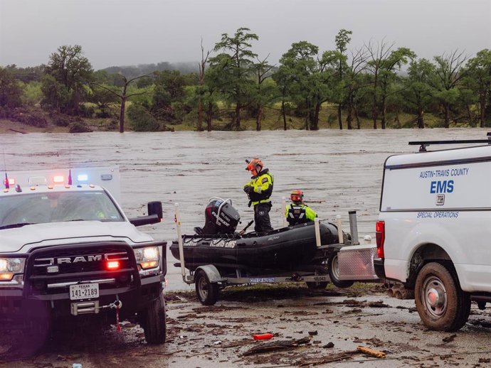 04 July 2025, US, Kerrville: Members of Task Force 1 deploy boats along the Guadalupe River in the wake of a destructive flooding event in Kerrville on Friday July 4, 2025. Photo: San Antonio Express-News/Express-News via ZUMA Press Wire/dpa