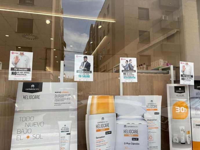 Cartells en una farmàcia valenciana afectada per la dana