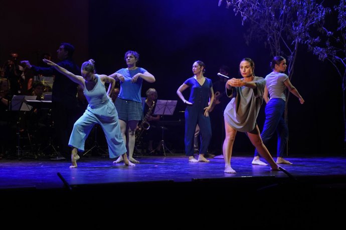 Bailarines durante la gala 'Les arts escèniques valencianes donen les Gràcies', en el Teatre Principal de València, a 1 de julio de 2025, en Valencia