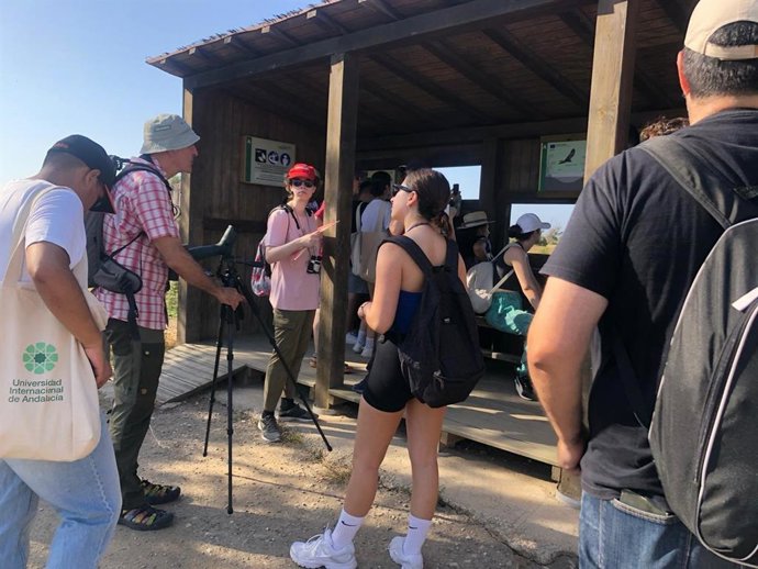 Antonio Román explica al alumnado detalles con el telescopio del movimiento e identificación de las aves en el encuentro "I Curso de Divulgación Científica".
