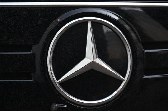 Archivo - FILED - 17 February 2025, Baden-Wuerttemberg, Stuttgart: The brand logo of the car manufacturer Mercedes-Benz is attached to an SUV vehicle. Photo: Bernd Weibrod/dpa