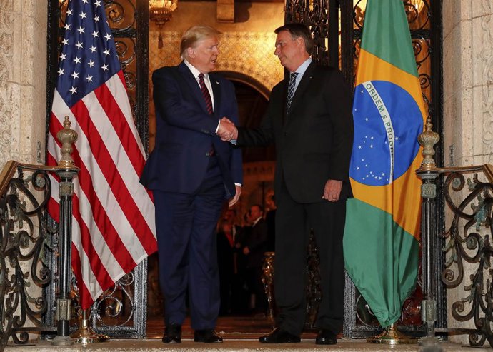 Archivo - 7 de março de 2020, Palm Beach, FL, Estados Unidos: O presidente dos EUA, Donald Trump, à esquerda, cumprimenta o presidente brasileiro Jair Bolsonaro antes de um jantar no resort Mar a Lago, em 7 de março de 2020, em Palm Beach, Flórida.