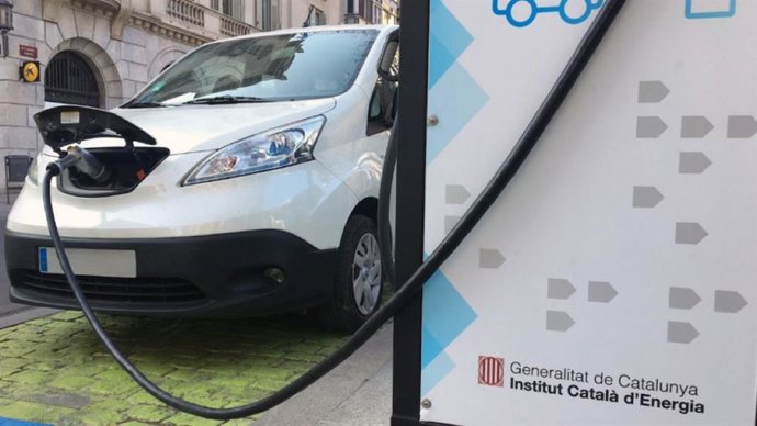 Un vehículo recarga la batería en un punto de recarga de la red PIRVEC, impulsada por la Generalitat de Catalunya