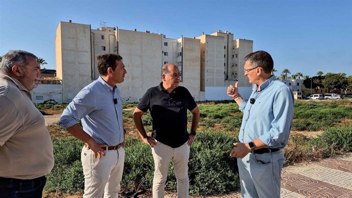 Manolo García, Rafael Torres, José Luis Ruiz y José Luis Sánchez Teruel, junto al solar del futuro IES en Las Marinas.