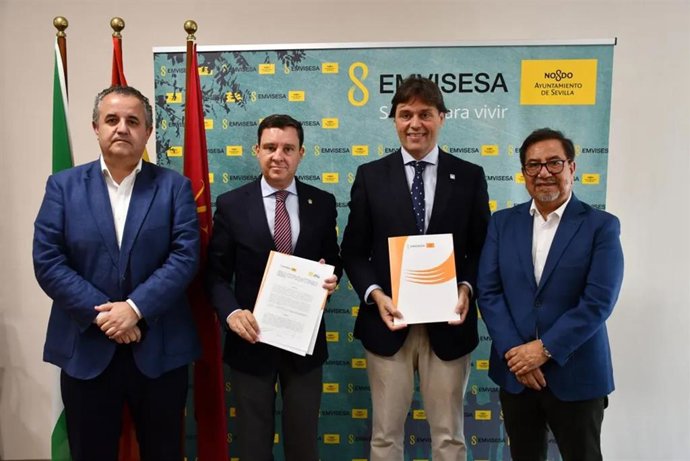 Los directivos de la UPO y de EMVISESA cerrando el acuerdo de colaboración sobre la residencia de estudiantes.