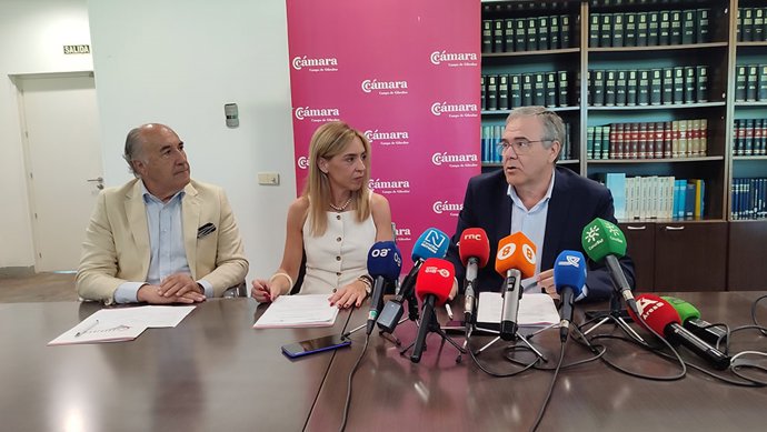 La presidenta de Diputación, Almudena Martínez, con el presidente de la Cámara de Comercio del Campo de Gibraltar.