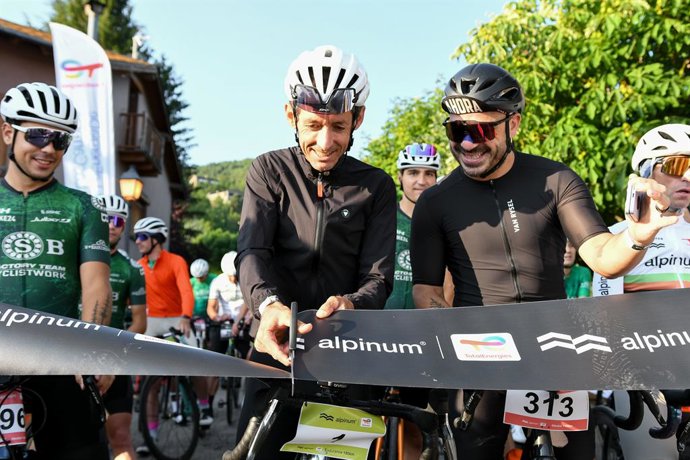 El exciclista Roberto Heras y el influencer Valentí Sanjuan participaron en la marcha cicloturista Alpinum TotalEnergies.
