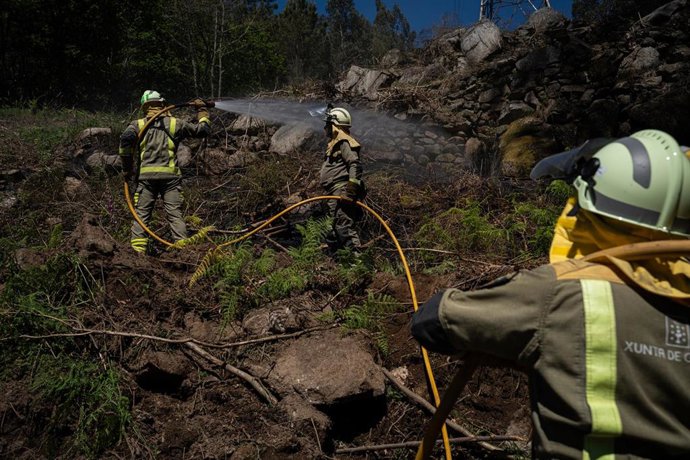 Archivo - Agentes de los equipos de bomberos trabajan en el lugar del incendio, a 16 de abril de 2024, en Crecentes, Pontevedra, Galicia (España). 