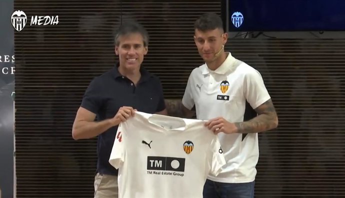 Dani Raba en su presentación como nuevo jugador del Valencia CF, junto al director deportivo Miguel Ángel Corona.