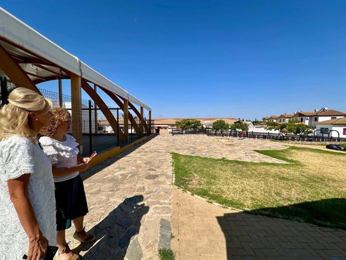 La subdelegada del Gobierno en Huelva, María José Rico, junto a la alcaldesa de San Bartolomé de la Torre, en su visita al municipio.