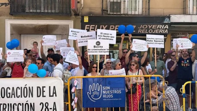 Manifestación convocada por la asociación de familias por gestación subrogada Son Nuestros Hijos ante el Ministerio de Justicia, a 7 de junio de 2025.