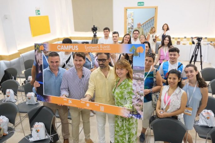 Foto de familia de autoridades y participantes en el Campus Erasmus Rural de la Diputación de Córdoba.