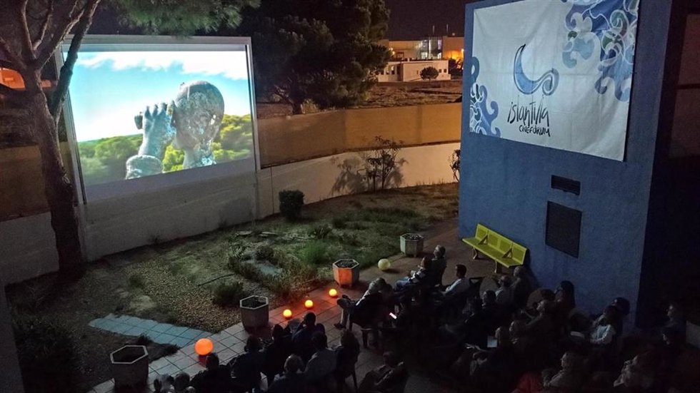 Proyección del Festival Internacional de Cine Bajo la Luna de Islantilla.