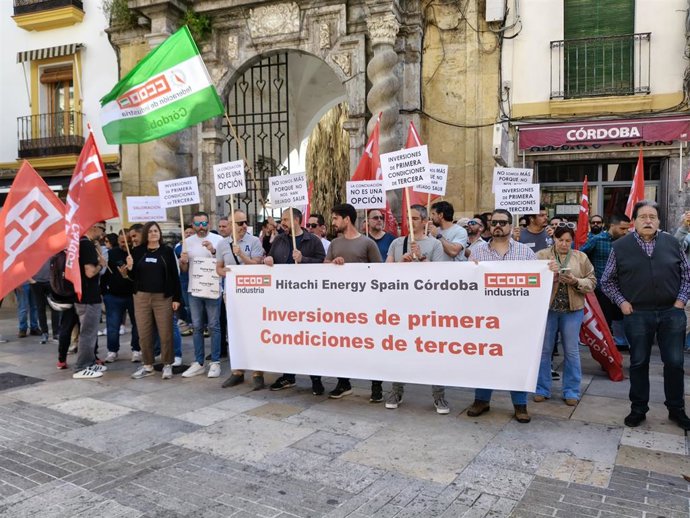Trabajadores de Hitachi Energy en una protesta ante el Ayuntamiento de Córdoba, en una imagen de archivo.
