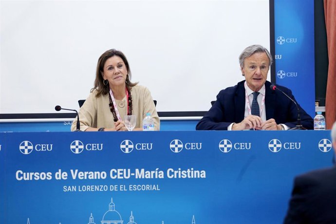 El presidente de la Asociación Española de Empresas Tecnológicas de Defensa, Seguridad, Aeronáutica y Espacio (TEDAE), Ricardo Martí Fluxá, junto a la exministra de Defensa María Dolores de Cospedal.