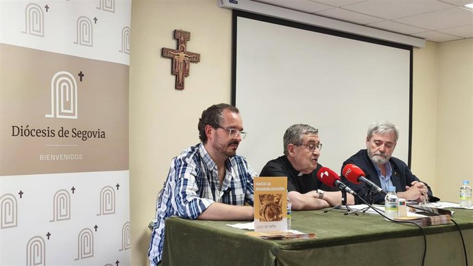 El coordinador de Nártex, Fracisco Villar (izda); el canónigo responsable de Patrimonio, Ángel Galindo, y el concejal de Patrimonio de Segovia, Alejandro González-Salamanca.