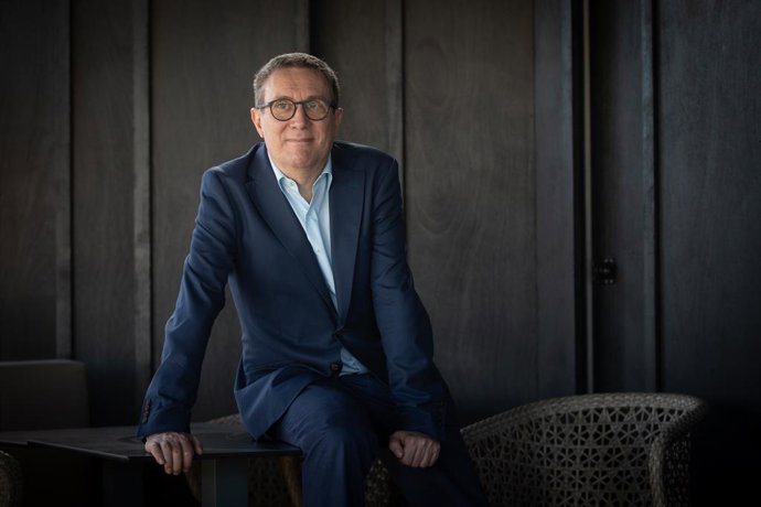 Archivo - El escritor Luisgé Martín posa a la cámara tras recibir el 38 Premio Herralde de Novela, en el Hotel Condes de Barcelona, Catalunya, (España), a 2 de noviembre de 2020. Martín ha resultado ganador con la obra 'Cien noches', que fue presentada al