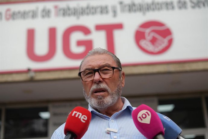 Archivo - El secretario general de UGT Sevilla, Juan Bautista, durante una movilización, en foto de archivo.