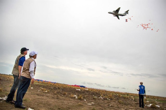 Archivo - Imagen de archivo de un lanzamiento de ayuda humanitaria del PMA en Sudán del Sur