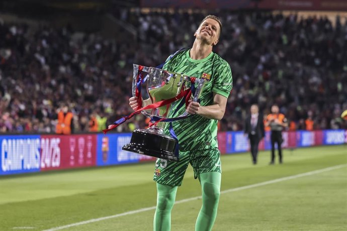 Archivo - El portero polaco Wojciech Szczesny celebra el título de La Liga EA Sports con el FC Barcelona, club con el que ha renovado hasta 2027.