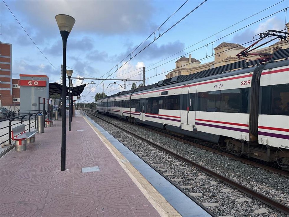 Archivo - Imagen de archivo del tren de la línea C1 del Cercanías de Renfe en Málaga que cubre el trayecto en la Costa del Sol entre la capital malagueña y Fuengirola.