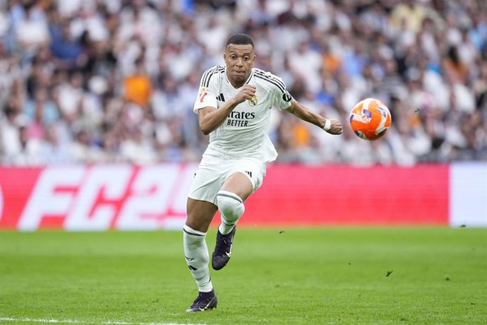 Archivo - El delantero francés del Real Madrid Kylian Mbappe en un encuentro de LaLiga EA Sports en el Santiago Bernabéu de la temporada 2024-25.