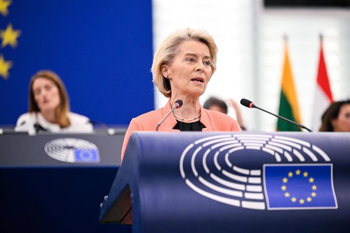 La presidenta de la Comisión Europea, Ursula von der Leyen, en su intervención durante le debate sobre la moción de censura a la que se someterá el próximo jueves en el pleno del Parlamento Europeo en Estrasburgo (Francia).
