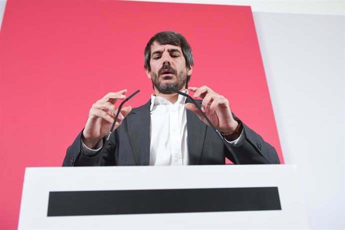 El ministro de Cultura, Ernest Urtasun, durante una rueda de prensa de Sumar, en el Espacio Rastro, a 16 de junio de 2025, en Madrid (España). (Foto de archivo).