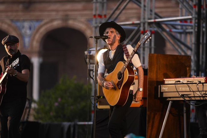 Imágenes del concierto de Duncan Dhu en Icónica Fest 2025 en la Plaza de España, a 22 de junio de 2025, en Sevilla (Andalucía, España). Icónica Fest es una evento asentado en la ciudad de Sevilla que se celebra en la Plaza de España.