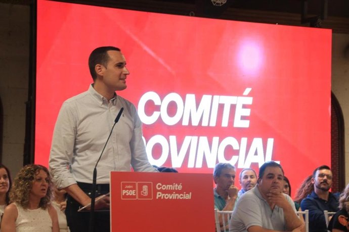 El secretario general del PSOE de Jaén, Juan Latorre, durante su intervención en el Comité Provincial del PSOE de Jaén. 