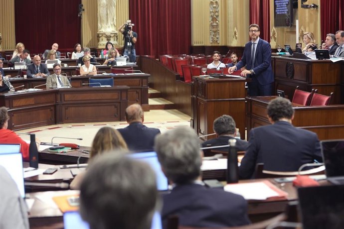 El portavoz del PP en el Parlament, Sebastià Sagreras, interviene en el comienzo del debate de los Presupuestos 2025.