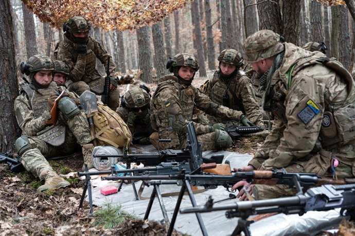 Archivo - 15 April 2025, Ukraine, ---: Servicemen with weapons during the training of military volunteers who enlisted in military service under the "Contract 18-24" project. Photo: -/Ukrinform/dpa