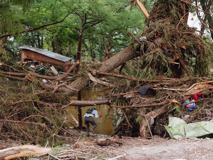 5 de julho de 2025, Hunt, Texas, EUA: NICK GUILLEN, um voluntário de New Braunfels, vasculha áreas danificadas por enchentes em Hunt no sábado, 5 de julho de 2025.