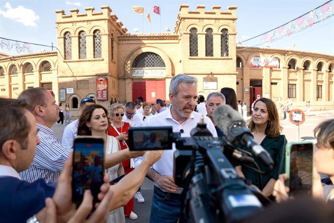 El presidente del Gobierno de Aragón, Jorge Azcón, y la alcaldesa de Teruel, Emma Buj, ante la plaza de toros durante las fiestas de La Vaquilla del Ángel.