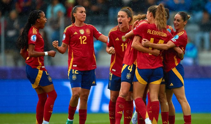Las jugadoras de España celebran uno de sus goles ante Bélgica en la Eurocopa de Suiza de 2025