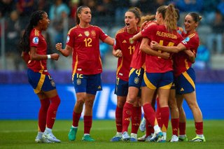 Las jugadoras de España celebran uno de sus goles ante Bélgica en la Eurocopa de Suiza de 2025