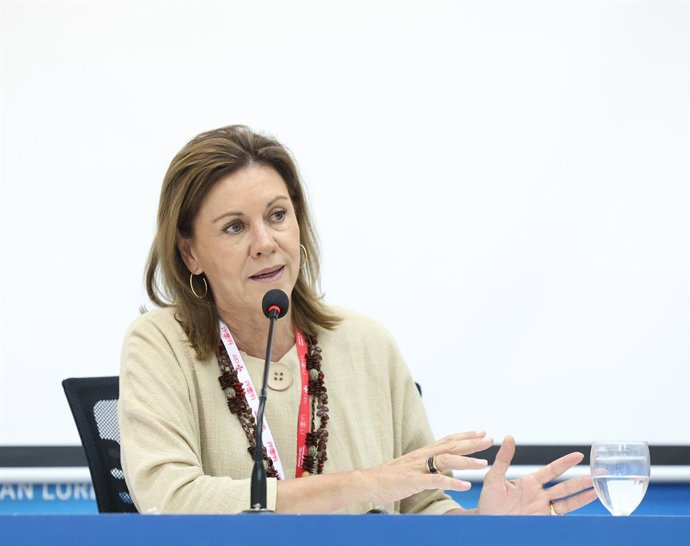 La presidenta del Instituto de Liderazgo Político y exministra de Defensa, María Dolores de Cospedal, participa en un coloquio durante los Cursos de Verano CEU-María Cristina, en el Real Centro Universitario Escorial - María Cristina, a 7 de julio de 2025