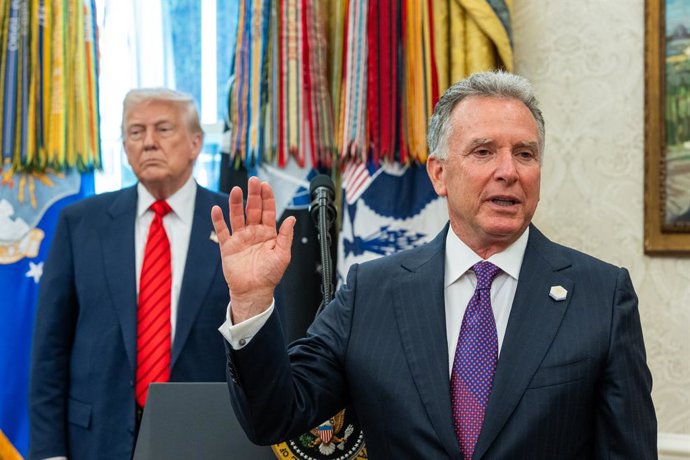 Archivo - May 6, 2025, Washington, District of Columbia, USA: President Donald Trump participates in the swearing-in ceremony for Senior Adviser and Special Envoy, Steve Witkoff in the Oval Office.