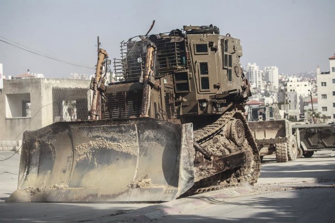 Archivo - Arquivo - 7 de novembro de 2024, Tulkarem, Cisjordânia, Palestina: Um trator de ocupação percorre as ruas do campo de Tulkarm, na Cisjordânia ocupada, destruindo a infraestrutura. As forças de ocupação israelenses realizaram uma operação militar