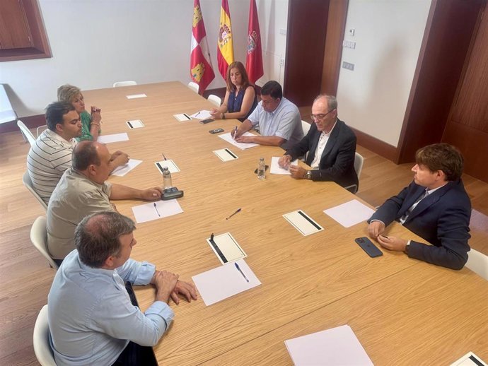 Reunión Del Presidente De La Diputación De Ávila, Carlos García, Y Alcaldes Afectados Por El Precio Del Bus A Madrid.
