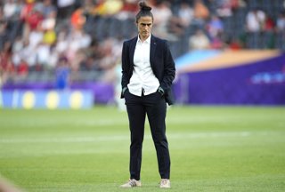 03 July 2025, Switzerland, Bern: Spain head coach Montse Tome watches the warm up before Portugal fans hold up tributes to Portugal and Liverpool's Diogo Jota, who died in Spain this morning, before the UEFA Women's Euro 2025 Group B soccer match between 