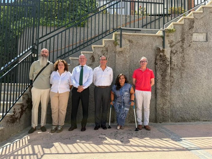 El delegado territorial de Desarrollo Educativo,  Miguel Briones, ha visitado este lunes la Escuela Infantil San Juan de Antequera junto al alcalde de la localidad, Manuel Barón; la concejala de Educación, Sara Ríos; y responsables de centros educativos