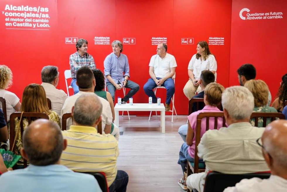 El secretario general del PSOE de Castilla y León, Carlos Martínez, en un encuentro con alcaldes y concejales del PSOE de Segovia.