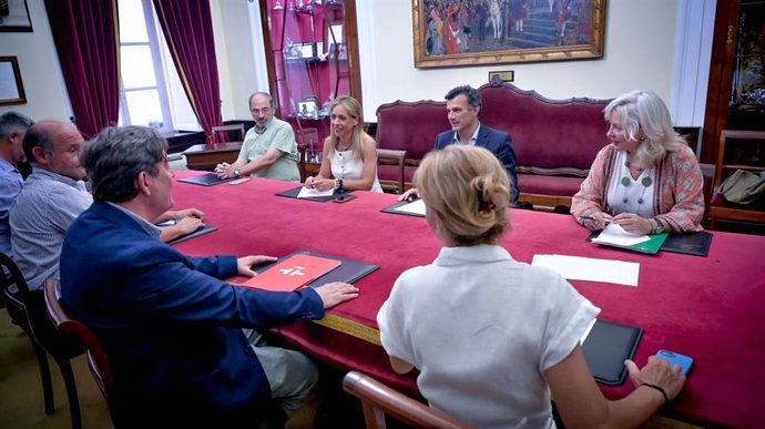 Reunión de trabajo en el Consistorio sobre el X Congreso Internacional de la Lengua Española.