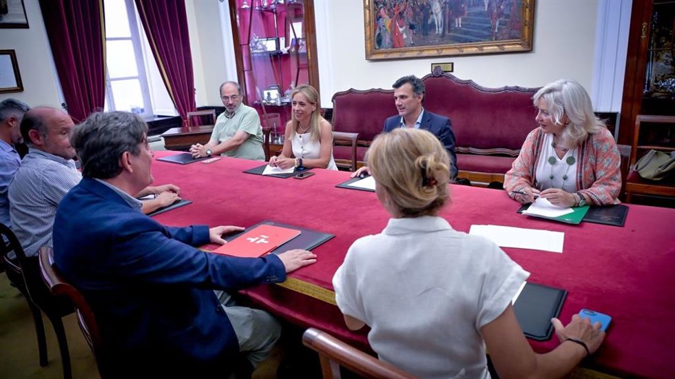 Reunión de trabajo en el Consistorio sobre el X Congreso Internacional de la Lengua Española.