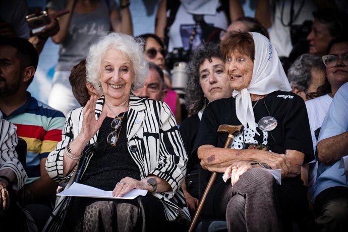 Archivo - 24 de março de 2024, Buenos Aires, Argentina: Estela de Carlotto e Taty Almeida no palco...Mobilização 48 anos após o último golpe civil-militar na Argentina com os slogans "Memória sim" e "Nunca mais".