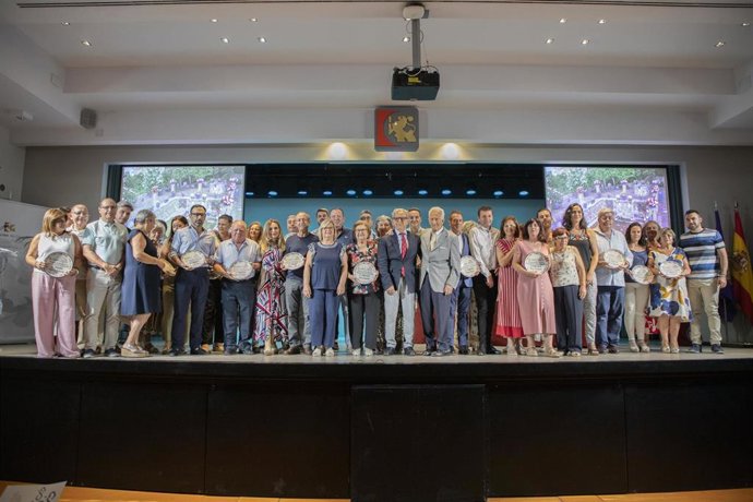 Foto familiar de los galardonados en los premios el X Concurso Provincial de Patios, Rincones y Rejas.